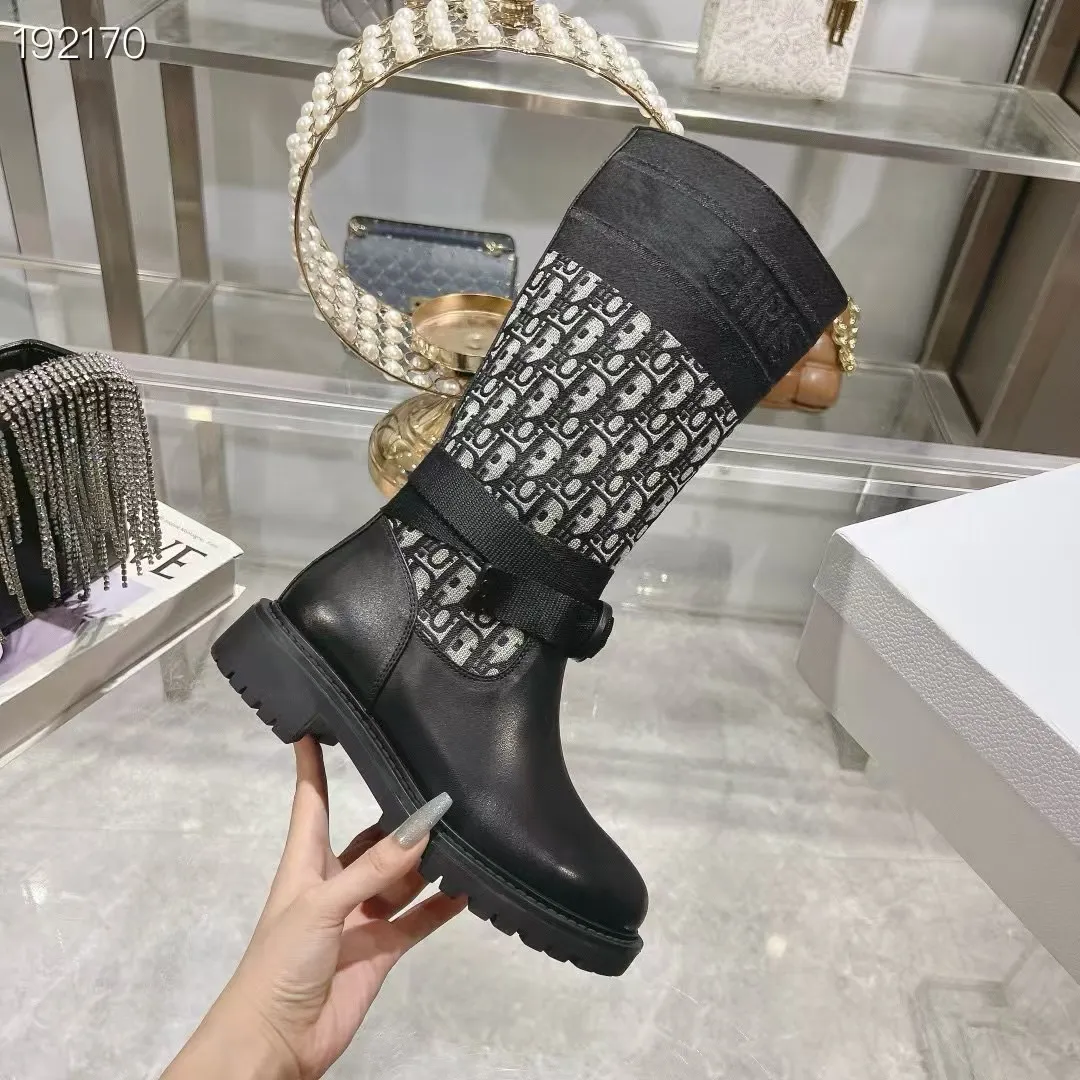 👟👟Ex-factory price 560👟👟 Dior color-blocking new boots for autumn and winter, the latest electric embroidery color-blocking letter logo for autumn and winter, round-toe high-top knight boots for women, Material: first-layer cowhide stitched with electric embroidery fabric, sheepskin lining for feet, original molded TPU outsole Size: 35-40 yards